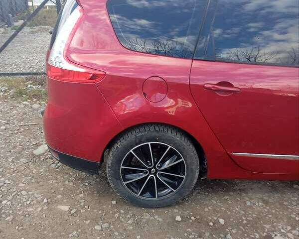 Красный Рено Сценик, объемом двигателя 1.6 л и пробегом 240 тыс. км за 7800 $, фото 1 на Automoto.ua