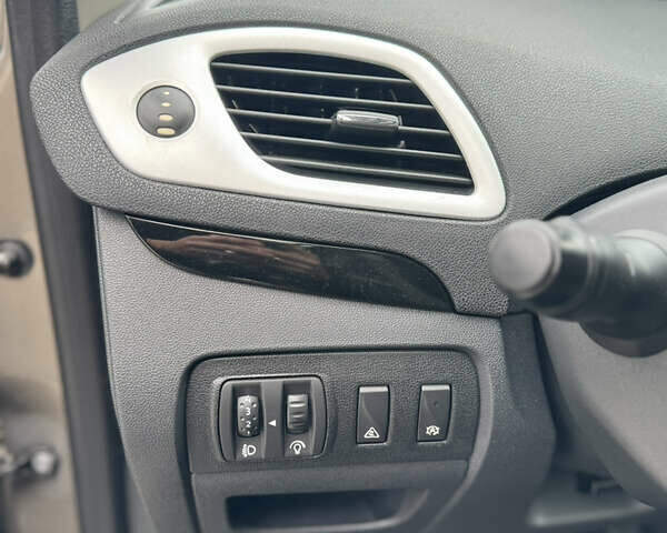 Рено Сценік, об'ємом двигуна 1.5 л та пробігом 206 тис. км за 8400 $, фото 21 на Automoto.ua