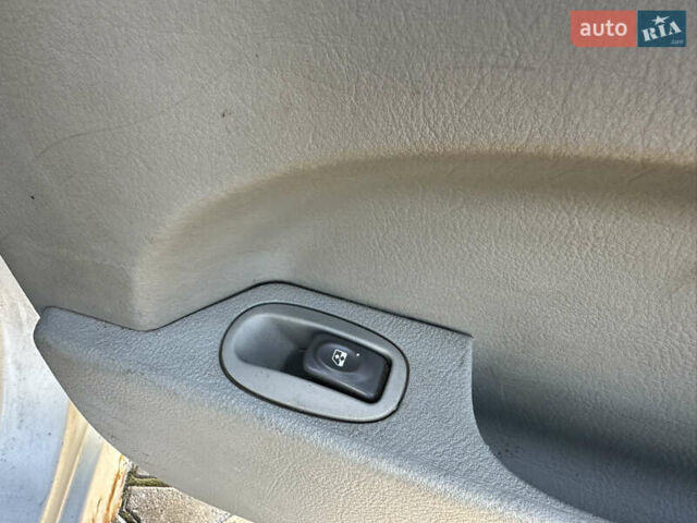 Серый Рено Сценик, объемом двигателя 1.6 л и пробегом 267 тыс. км за 1999 $, фото 27 на Automoto.ua