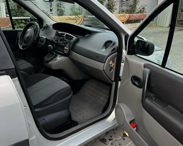 Серый Рено Сценик, объемом двигателя 1.6 л и пробегом 208 тыс. км за 4600 $, фото 8 на Automoto.ua