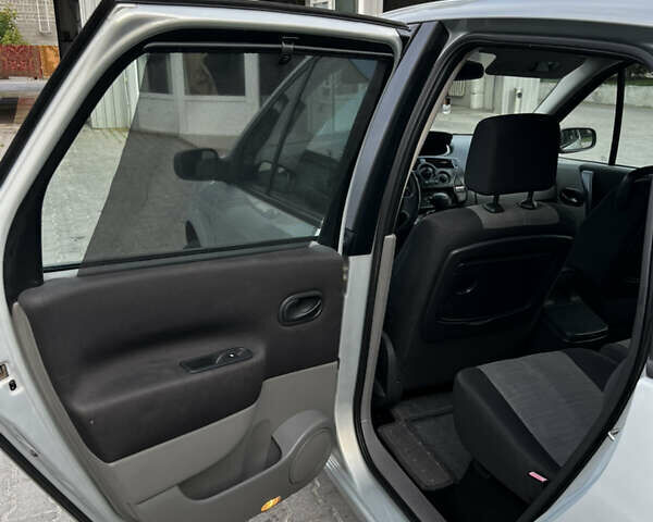 Серый Рено Сценик, объемом двигателя 1.6 л и пробегом 208 тыс. км за 4600 $, фото 11 на Automoto.ua