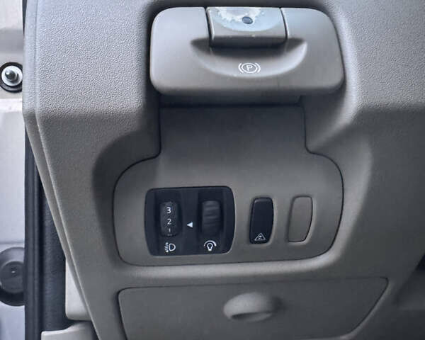 Серый Рено Сценик, объемом двигателя 1.6 л и пробегом 145 тыс. км за 5450 $, фото 7 на Automoto.ua