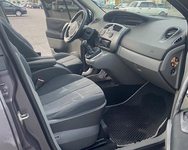 Серый Рено Сценик, объемом двигателя 1.6 л и пробегом 279 тыс. км за 5250 $, фото 13 на Automoto.ua