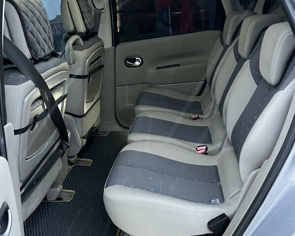 Серый Рено Сценик, объемом двигателя 1.6 л и пробегом 244 тыс. км за 5100 $, фото 7 на Automoto.ua