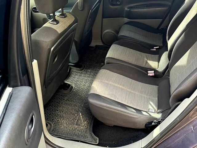 Серый Рено Сценик, объемом двигателя 1.6 л и пробегом 300 тыс. км за 4500 $, фото 8 на Automoto.ua