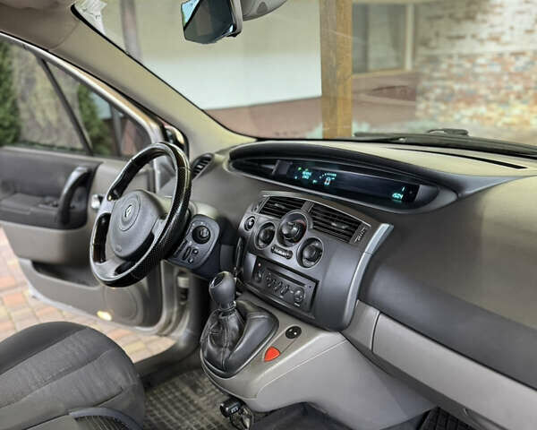 Серый Рено Сценик, объемом двигателя 1.6 л и пробегом 232 тыс. км за 5100 $, фото 9 на Automoto.ua