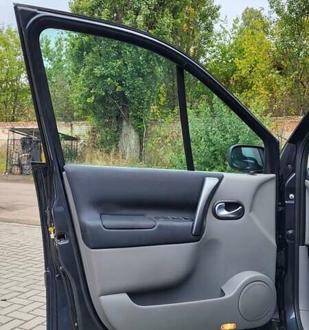 Серый Рено Сценик, объемом двигателя 1.6 л и пробегом 212 тыс. км за 5250 $, фото 16 на Automoto.ua