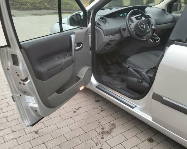 Серый Рено Сценик, объемом двигателя 1.6 л и пробегом 211 тыс. км за 6600 $, фото 6 на Automoto.ua