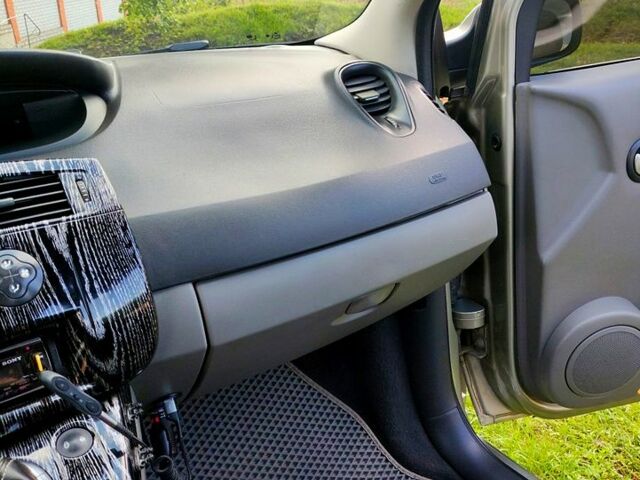 Серый Рено Сценик, объемом двигателя 2 л и пробегом 0 тыс. км за 5200 $, фото 8 на Automoto.ua