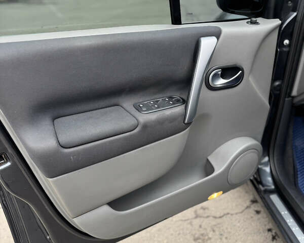 Серый Рено Сценик, объемом двигателя 1.98 л и пробегом 250 тыс. км за 5500 $, фото 6 на Automoto.ua