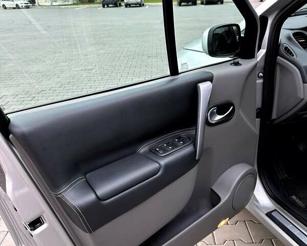 Серый Рено Сценик, объемом двигателя 1.6 л и пробегом 172 тыс. км за 5400 $, фото 9 на Automoto.ua