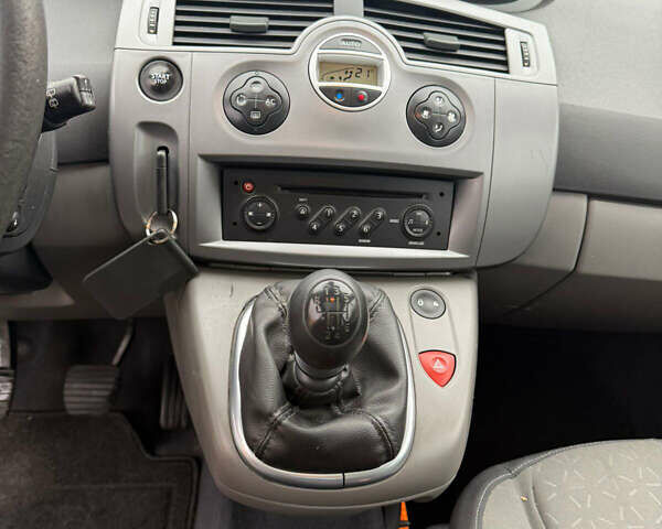 Серый Рено Сценик, объемом двигателя 1.6 л и пробегом 235 тыс. км за 6050 $, фото 9 на Automoto.ua