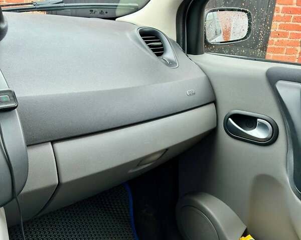 Серый Рено Сценик, объемом двигателя 1.6 л и пробегом 195 тыс. км за 4999 $, фото 19 на Automoto.ua