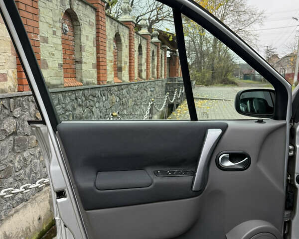 Серый Рено Сценик, объемом двигателя 1.6 л и пробегом 230 тыс. км за 5699 $, фото 62 на Automoto.ua