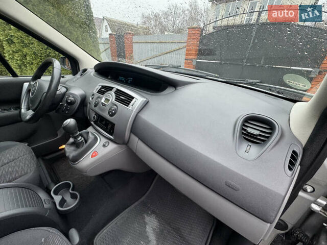 Серый Рено Сценик, объемом двигателя 1.6 л и пробегом 187 тыс. км за 5499 $, фото 6 на Automoto.ua