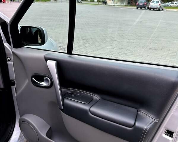 Серый Рено Сценик, объемом двигателя 1.6 л и пробегом 172 тыс. км за 5400 $, фото 2 на Automoto.ua