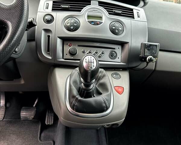 Серый Рено Сценик, объемом двигателя 1.6 л и пробегом 172 тыс. км за 5400 $, фото 12 на Automoto.ua