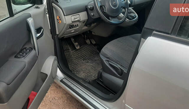 Серый Рено Сценик, объемом двигателя 1.6 л и пробегом 240 тыс. км за 5150 $, фото 26 на Automoto.ua