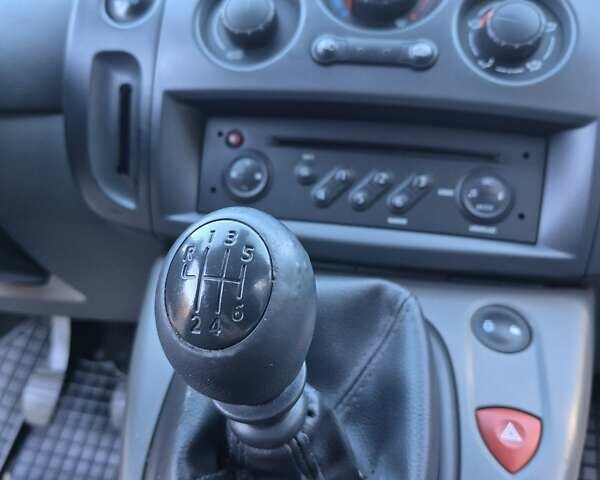 Серый Рено Сценик, объемом двигателя 1.6 л и пробегом 158 тыс. км за 5600 $, фото 22 на Automoto.ua