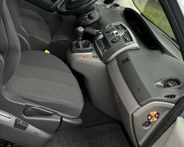 Серый Рено Сценик, объемом двигателя 1.6 л и пробегом 190 тыс. км за 5650 $, фото 23 на Automoto.ua