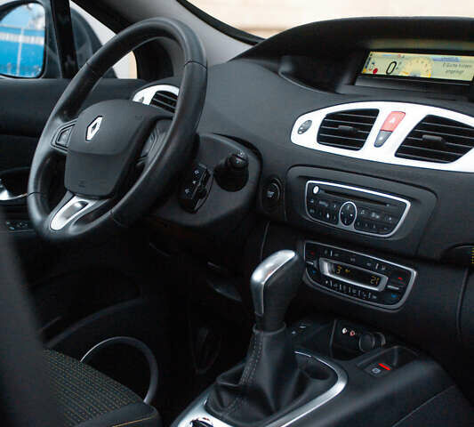 Серый Рено Сценик, объемом двигателя 2 л и пробегом 130 тыс. км за 8200 $, фото 19 на Automoto.ua