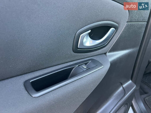 Сірий Рено Сценік, об'ємом двигуна 1.6 л та пробігом 237 тис. км за 7650 $, фото 43 на Automoto.ua