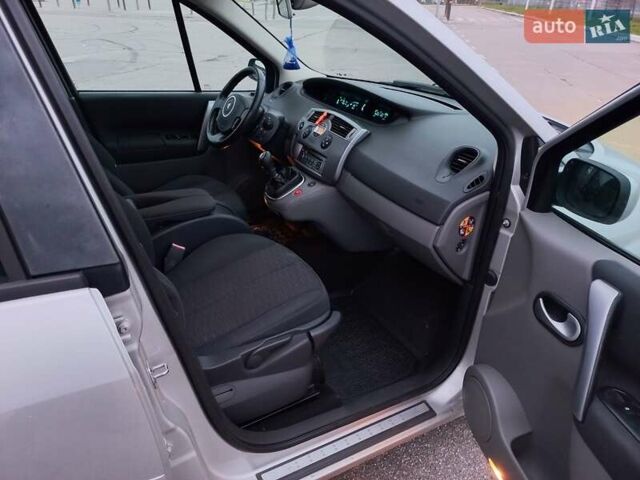 Серый Рено Сценик, объемом двигателя 2 л и пробегом 220 тыс. км за 6400 $, фото 16 на Automoto.ua