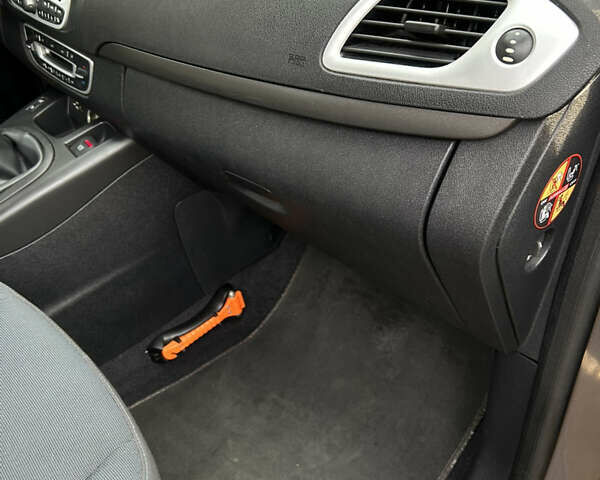 Серый Рено Сценик, объемом двигателя 1.5 л и пробегом 241 тыс. км за 5950 $, фото 26 на Automoto.ua