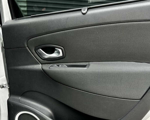 Серый Рено Сценик, объемом двигателя 2 л и пробегом 272 тыс. км за 6800 $, фото 33 на Automoto.ua