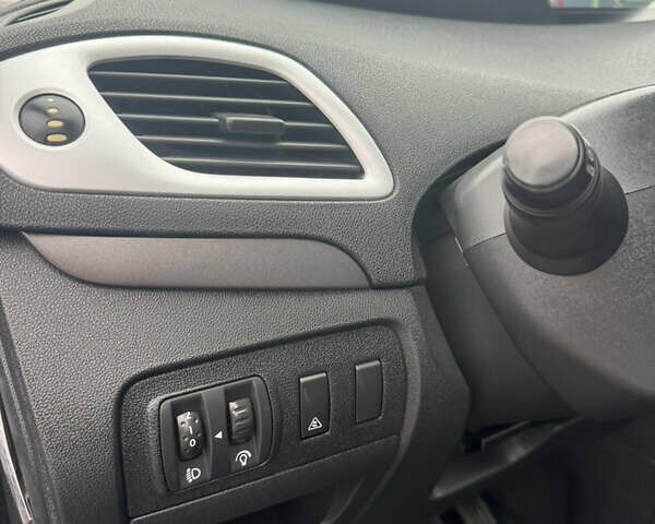 Серый Рено Сценик, объемом двигателя 1.6 л и пробегом 218 тыс. км за 7800 $, фото 45 на Automoto.ua