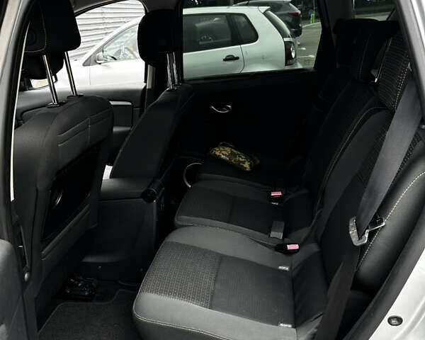 Серый Рено Сценик, объемом двигателя 2 л и пробегом 272 тыс. км за 6800 $, фото 40 на Automoto.ua