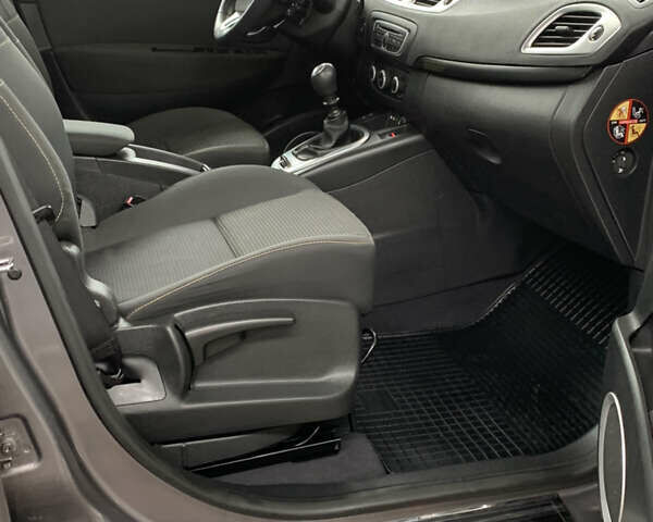 Серый Рено Сценик, объемом двигателя 1.6 л и пробегом 214 тыс. км за 7350 $, фото 61 на Automoto.ua