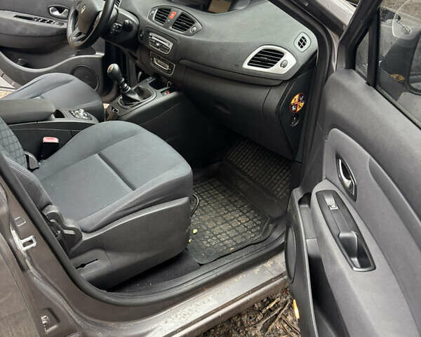 Серый Рено Сценик, объемом двигателя 1.87 л и пробегом 320 тыс. км за 6300 $, фото 17 на Automoto.ua