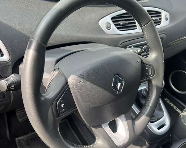 Рено Сценик 2009 в Ивано-Франковске на Automoto.ua Серый Рено Сценик, объемом двигателя 1.6 л и пробегом 215 тыс. км за 6700 $, фото 4 на Automoto.ua