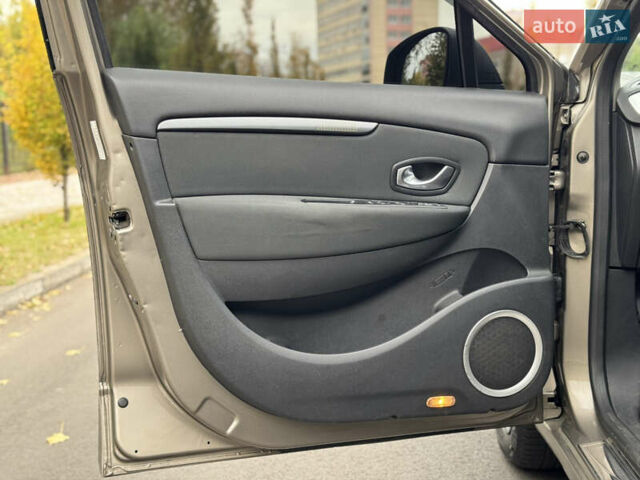 Сірий Рено Сценік, об'ємом двигуна 1.5 л та пробігом 234 тис. км за 5700 $, фото 32 на Automoto.ua