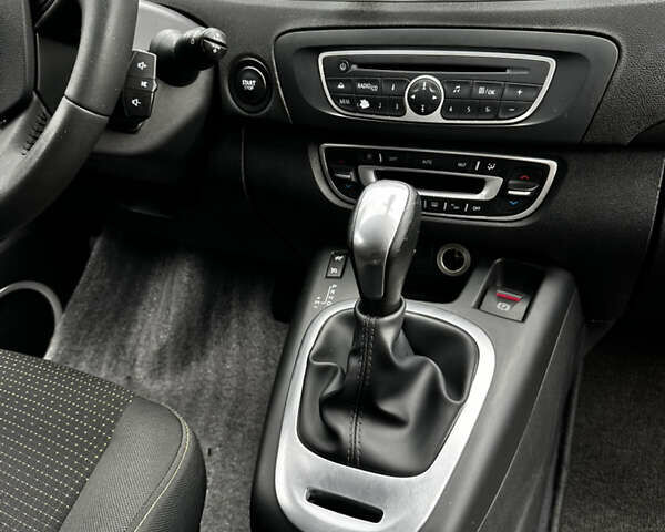 Серый Рено Сценик, объемом двигателя 2 л и пробегом 272 тыс. км за 6800 $, фото 19 на Automoto.ua