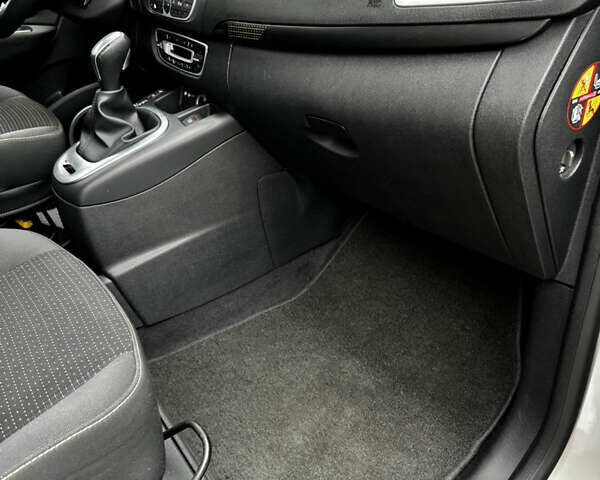 Серый Рено Сценик, объемом двигателя 2 л и пробегом 272 тыс. км за 6800 $, фото 22 на Automoto.ua