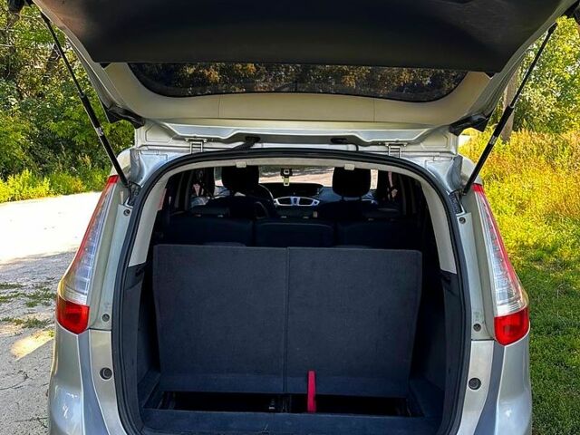 Серый Рено Сценик, объемом двигателя 1.5 л и пробегом 303 тыс. км за 6200 $, фото 1 на Automoto.ua