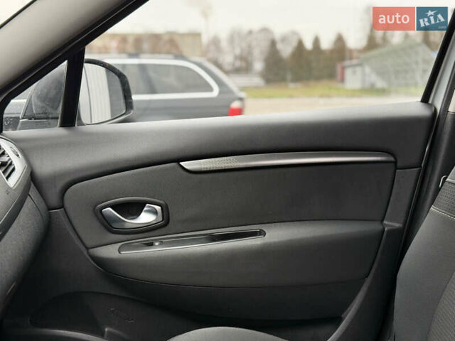 Серый Рено Сценик, объемом двигателя 1.6 л и пробегом 196 тыс. км за 6700 $, фото 49 на Automoto.ua