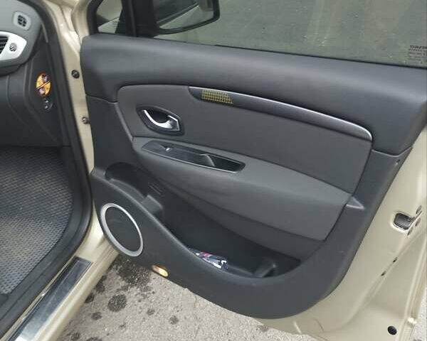 Серый Рено Сценик, объемом двигателя 1.6 л и пробегом 250 тыс. км за 6600 $, фото 7 на Automoto.ua