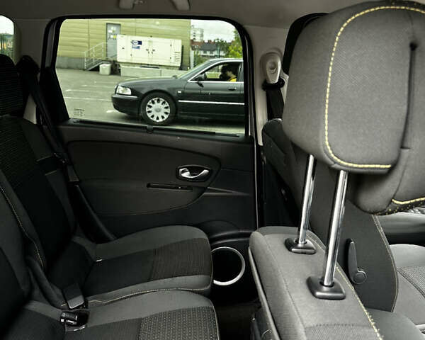 Серый Рено Сценик, объемом двигателя 2 л и пробегом 272 тыс. км за 6800 $, фото 35 на Automoto.ua