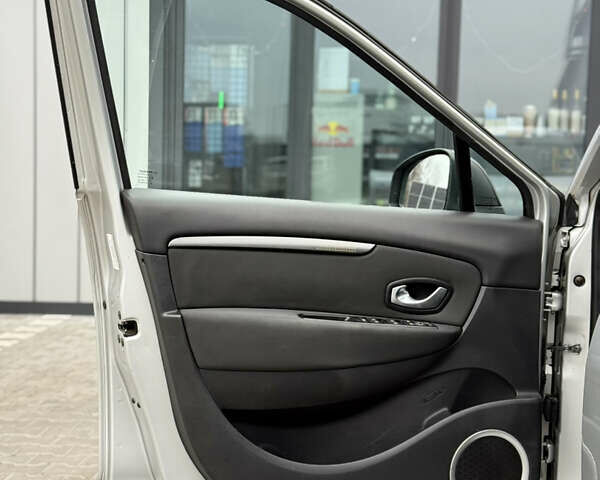 Серый Рено Сценик, объемом двигателя 1.6 л и пробегом 196 тыс. км за 6700 $, фото 42 на Automoto.ua