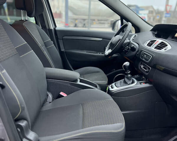 Сірий Рено Сценік, об'ємом двигуна 1.6 л та пробігом 176 тис. км за 7700 $, фото 25 на Automoto.ua