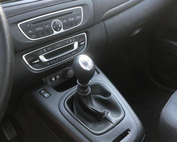 Рено Сценик 2010 в Луцке на Automoto.ua Серый Рено Сценик, объемом двигателя 0 л и пробегом 186 тыс. км за 6199 $, фото 14 на Automoto.ua