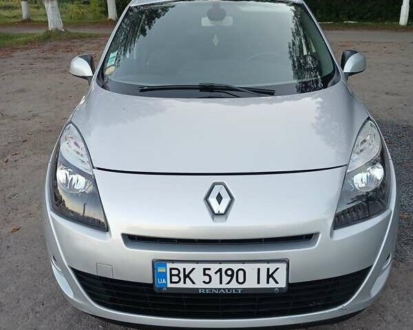 Рено Сценик 2010 в Млынове на Automoto.ua Серый Рено Сценик, объемом двигателя 1.5 л и пробегом 331 тыс. км за 7000 $, фото 4 на Automoto.ua