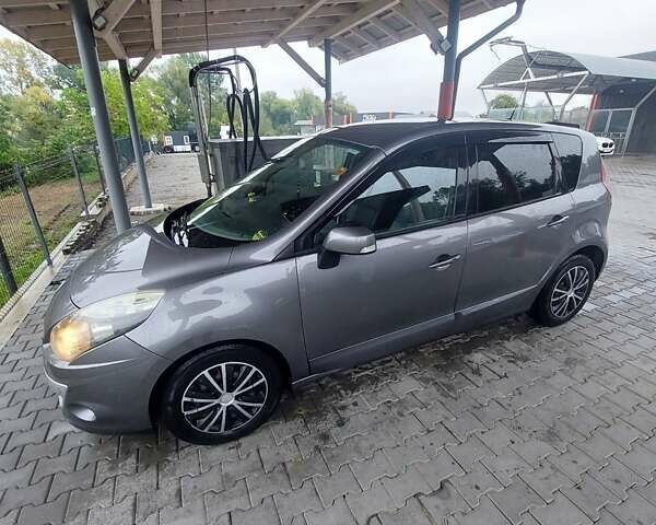 Сірий Рено Сценік, об'ємом двигуна 1.5 л та пробігом 330 тис. км за 5600 $, фото 1 на Automoto.ua