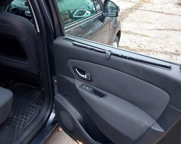 Серый Рено Сценик, объемом двигателя 1.46 л и пробегом 245 тыс. км за 7300 $, фото 3 на Automoto.ua