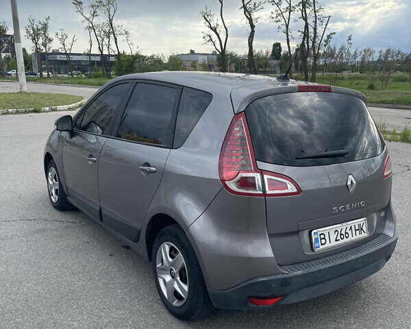 Рено Сценік 2010 у Харкові на Automoto.ua Сірий Рено Сценік, об'ємом двигуна 1.5 л та пробігом 280 тис. км за 6300 $, фото 4 на Automoto.ua