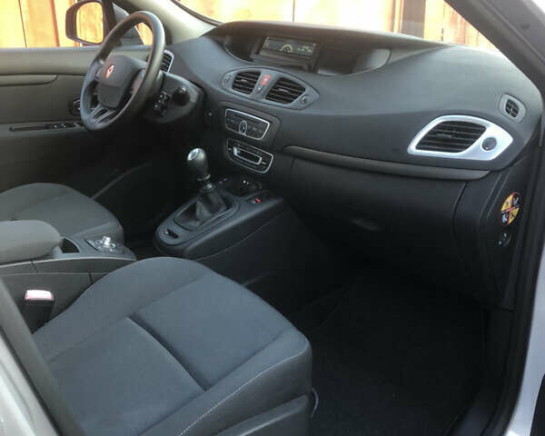 Рено Сценик 2010 в Луцке на Automoto.ua Серый Рено Сценик, объемом двигателя 0 л и пробегом 186 тыс. км за 6199 $, фото 20 на Automoto.ua