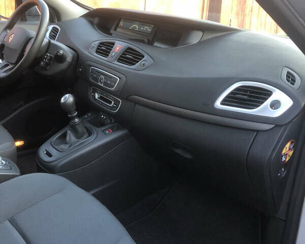 Рено Сценик 2010 в Луцке на Automoto.ua Серый Рено Сценик, объемом двигателя 0 л и пробегом 186 тыс. км за 6199 $, фото 22 на Automoto.ua